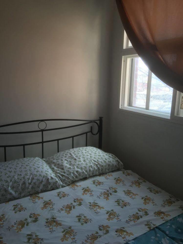 University Apartment Торонто Экстерьер фото