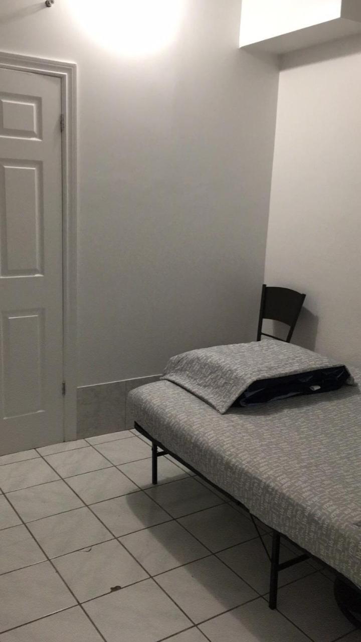 University Apartment Торонто Экстерьер фото